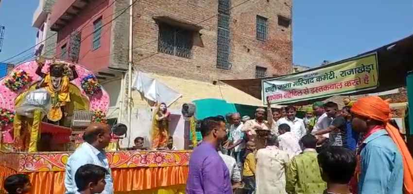 शोभायात्रा के दौरान देखने को मिली भाईचारा और एकता की मिसाल, मुस्लिम समाज ने पुष्प वर्षा कर किया स्वागत