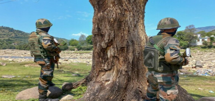 Rajouri encounter: जम्मू-कश्मीर के राजौरी में जारी है आतंकियों से मुठभेड़, सेना के 5 जवान शहीद