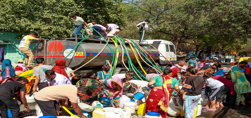 Delhi Water Crisis: भीषण गर्मी के बीच पानी की किल्लत से जूझ रहे दिल्लीवासी, जानें आखिर क्या है जल संकट की असली वजह?