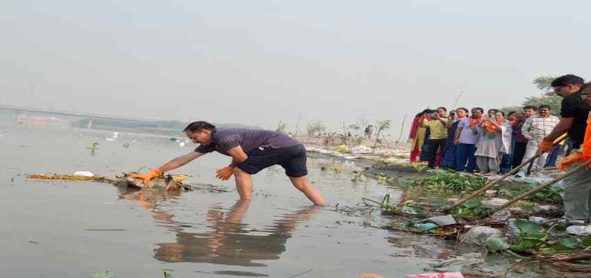 यमुना तट पर भैरव घाट की भाजपा के प्रदेश अध्यक्ष वीरेंद्र सचदेवा ने की सफाई, केजरीवाल पर कसा तंज
