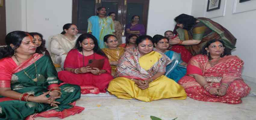 मुख्यमंत्री रेखा गुप्ता खरना पूजा में हुई शामिल, बोलीं- छठ महापर्व हमें एकता, समरसता, स्वच्छता और श्रद्धा का संदेश देता