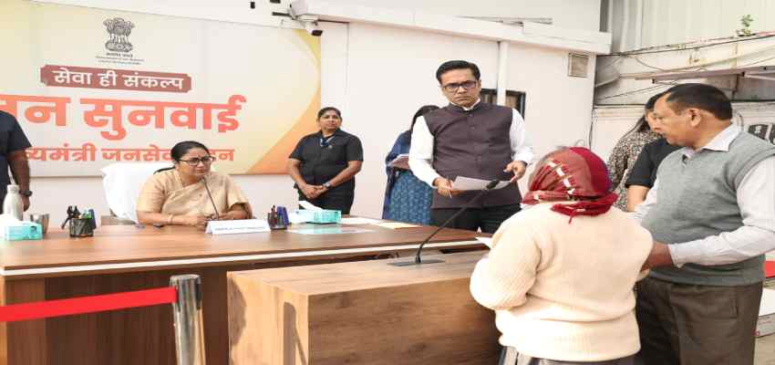 Delhi News: सीएम रेखा गुप्ता ने मुख्यमंत्री जनसेवा सदन में की जनसुनवाई, कहा- जनसंवाद ही सुशासन की आत्मा है