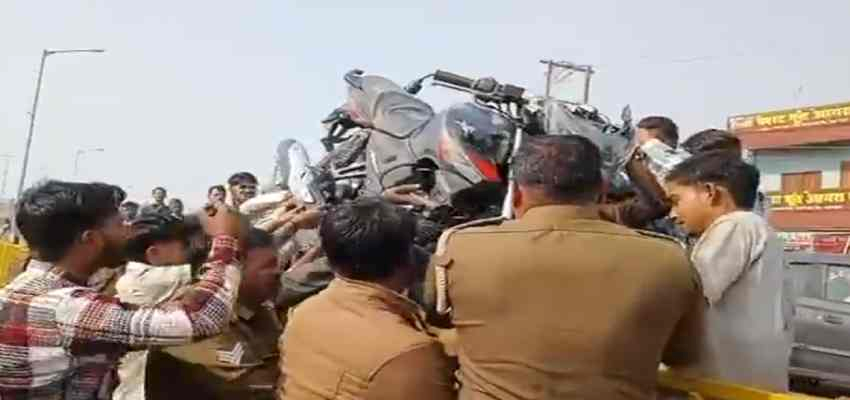 UP News: मथुरा में डिवाइडर से टकराई तेज रफ्तार बाइक, दो युवकों की मौत, एक गंभीर रूप से घायल