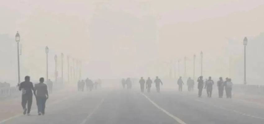 Weather Update: कोहरा, ठंड और स्मॉग का ट्रिपल अटैक, जानें आज दिल्ली में कैसा रहेगा मौसम