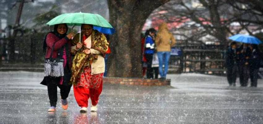 Delhi Weather: नए साल पर मौसम का कहर, दिल्ली में ठंड और कोहरे के साथ बारिश की एंट्री