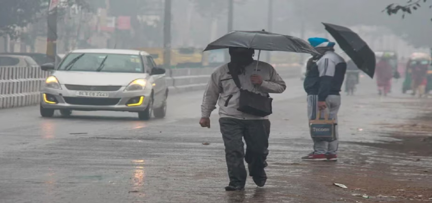 Aaj Ka Mausam: पश्चिमी विक्षोभ का असर...दिल्ली-UP-हरियाणा में बारिश के आसार, जानें आज का मौसम