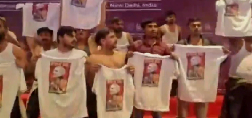 AI Summit 2026: भारत मंडपम में यूथ कांग्रेस का ‘शर्टलेस’ प्रदर्शन, हिरासत में कई कार्यकर्ता