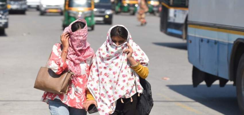 Aaj Ka Mausam: दिल्ली समेत उत्तर भारत में गर्मी की दस्तक, इन 5 राज्यों में बारिश का अलर्ट; जानें मौसम का ताजा हाल