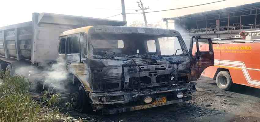 HARYANA NEWS: रोहतक में ट्रक का फटा टायर, लगी भीषण आग; CNG सिलेंडर ब्लास्ट की वजह से फर्नीचर शोरूम में भी आग