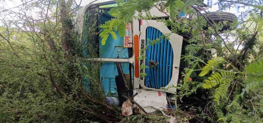 उचाना में डिवाइडर से टकराकर पलटी बस, 50 से अधिक सवारियां थी मौजूद, वीडियो कॉल पर बात कर रहा था ड्राइवर