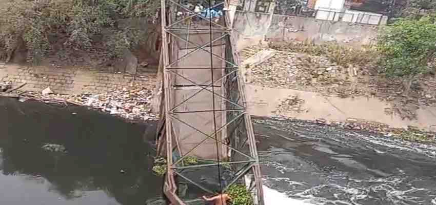 दिल्ली में हादसा: लोहे का पुल गिरने से महिला की मौत, इलाके में अफरा-तफरी