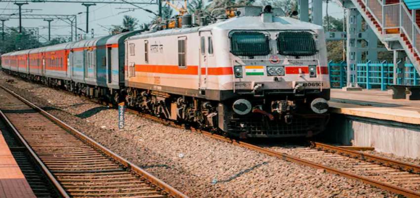 यात्रीगण कृपया ध्यान दें! इस रूट की कई ट्रेनें होंगी प्रभावित, यहां देखें रद्द और लेट ट्रेनों की पूरी लिस्ट