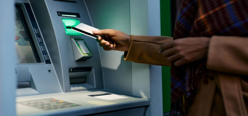 ATM  Rule Change: 1 अप्रैल से ATM से पैसे निकालना होगा महंगा! HDFC-PNB ने लागू किए नए नियम