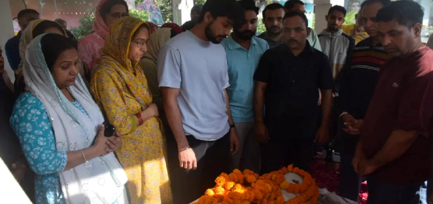 दिल्ली में हरीश राणा का अंतिम संस्कार, भाई ने पार्थिव शरीर को दी मुखाग्नि