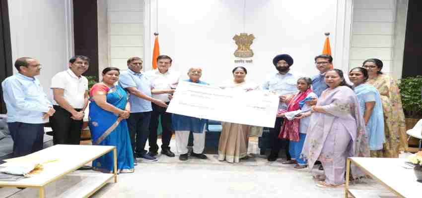 शहीद कोरोना योद्धाओं के परिवारों को सीएम रेखा गुप्ता ने सौंपे 1-1 करोड़ रुपये के चेक, भावुक होकर कहा – उनका बलिदान कभी नहीं भुलाया जाएगा