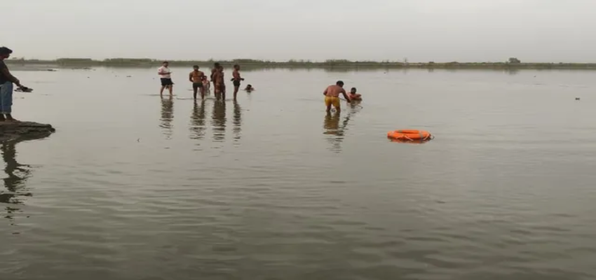 Uttar Pradesh News:अंतिम संस्कार करने गए चार किशोर नदी में डूबे, गोताखोर की टीम तलाश में जुटी