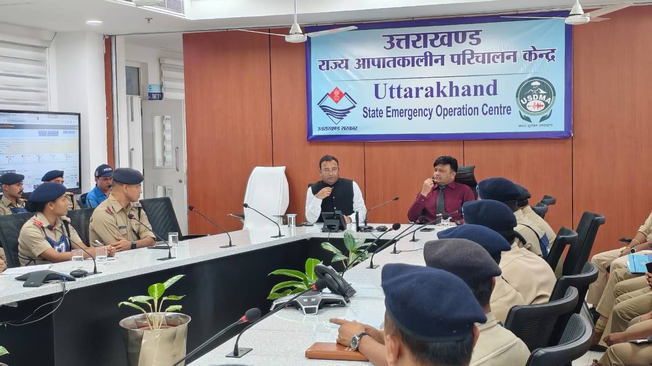 Uttrakhand News:आपदा प्रबंधन व्यवस्था से रूबरू हुए 21 अग्निशमन प्रशिक्षु, राज्य आपातकालीन परिचालन केंद्र का किया भ्रमण