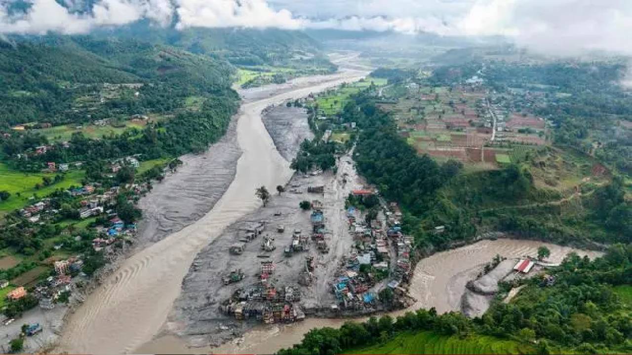 आपदा में अवसर तलाश रहे लोग, बाढ़ में बहकर आए शव से निकाली बालियां; तिजोड़ी से उड़ाए 92 लाख
