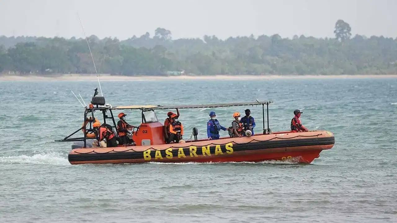 Indonesia News:इंडोनेशिया में अचानक गायब हुआ जहाज, 243 यात्री थे सवार;6 की मौत