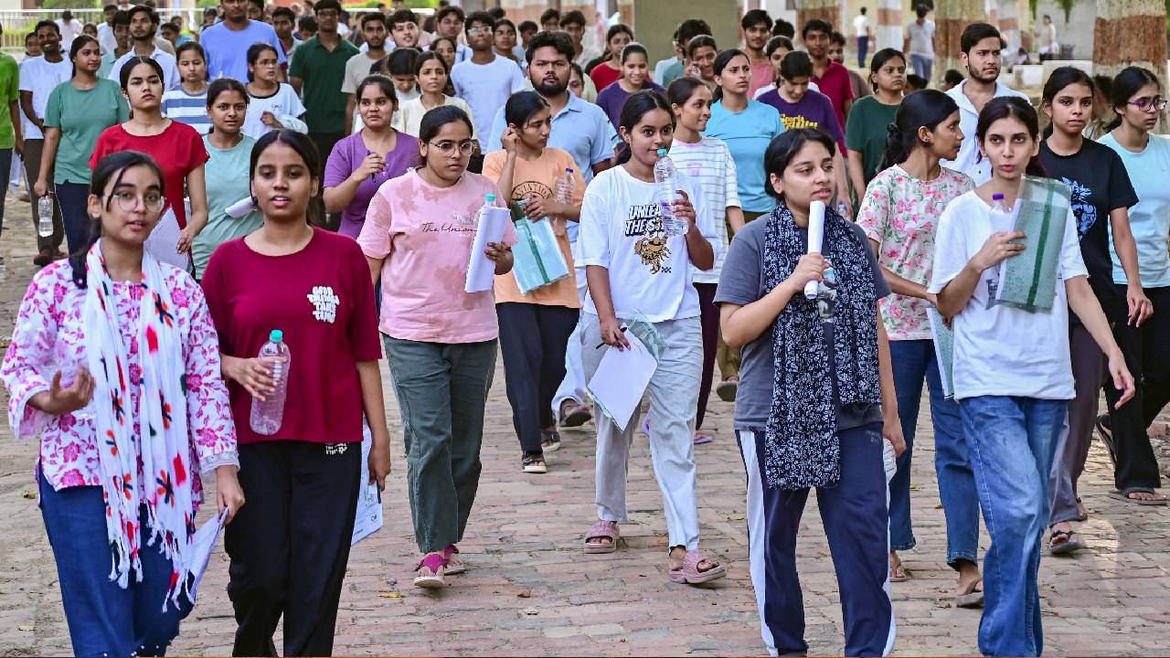 उत्तर प्रदेश में 15 हजार शिक्षकों के पद पर निकली वैकेसी, जानें कब से आवेदन होगा शुरू; ये रही अप्लाइ करने अंतिम तारीख