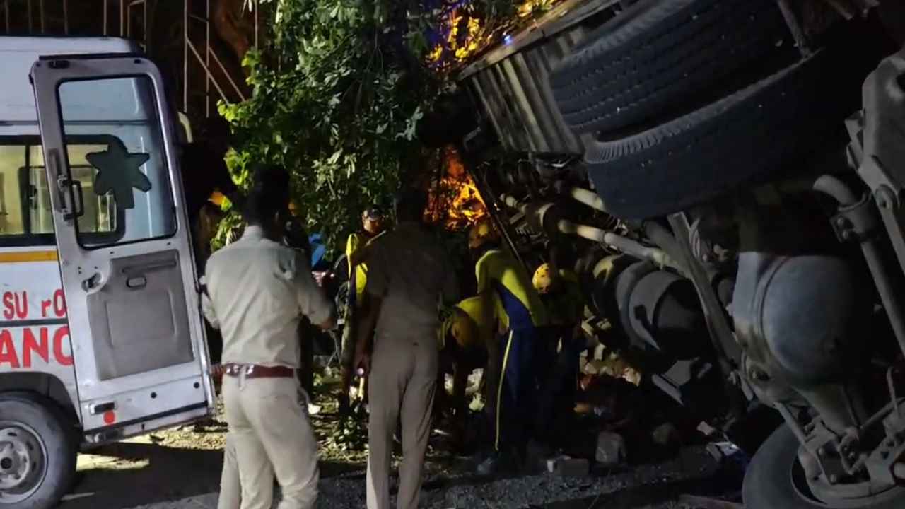 उत्तराखंड के ऋषिकेश के पास पर्यटकों से भरी बस पलटी, चपेट में स्कूटी भी आई; दो युवकों की दर्दनाक मौत
