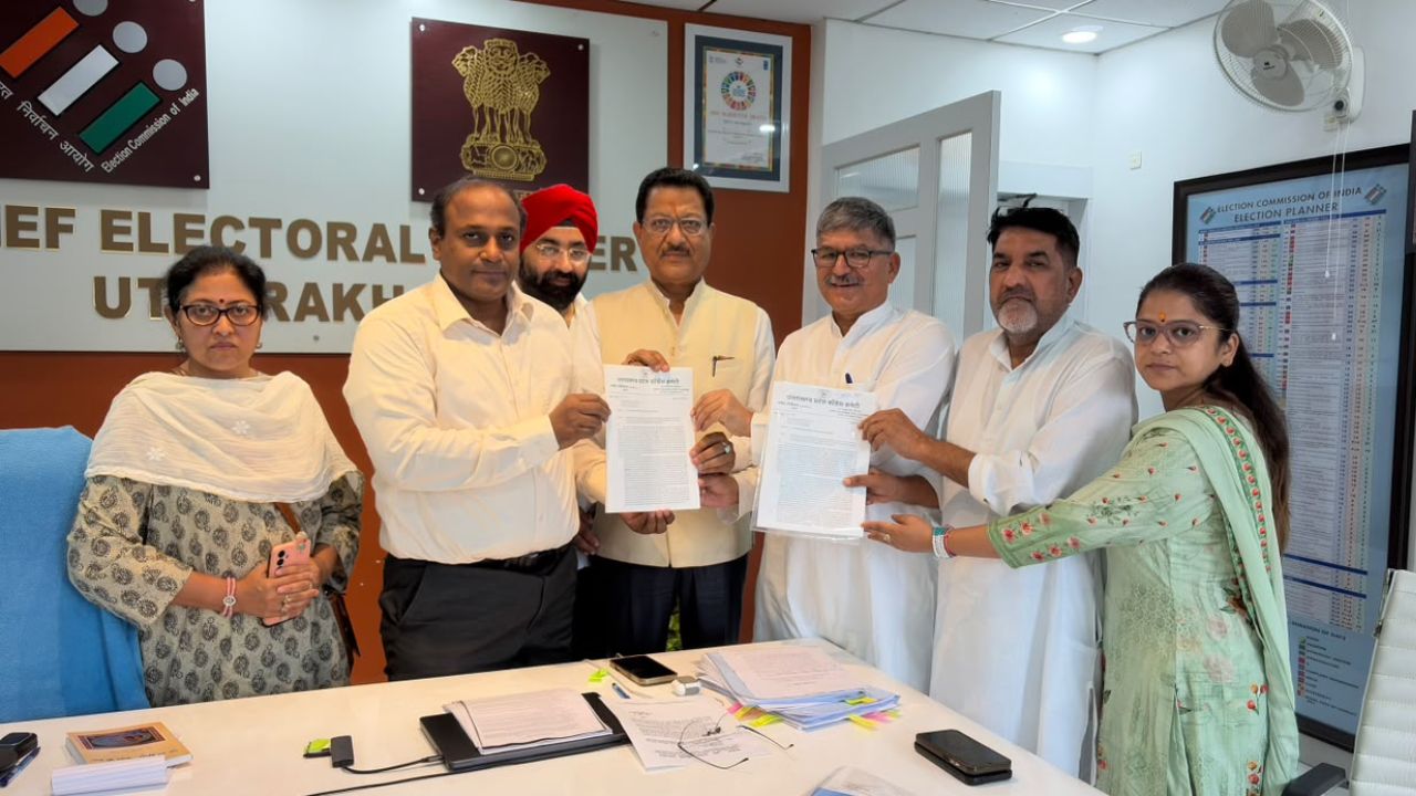 उत्तराखंड में SIR को लेकर कांग्रेस का प्रतिनिधिमंडल मुख्य निर्वाचन अधिकारी से मिला, सौंपा ज्ञापन