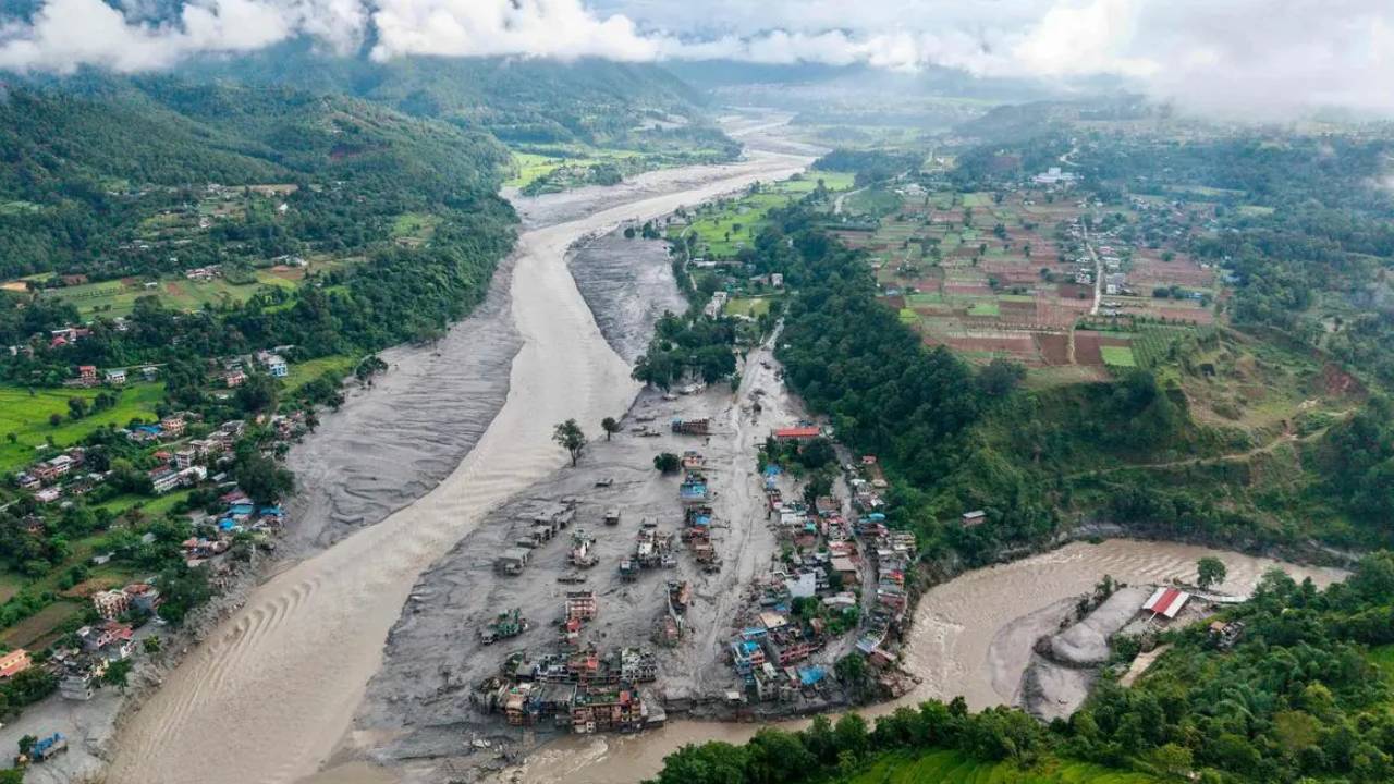 'एक दिन और रुकते तो हम भी फंस...', कैलाश मानसरोवर से लौट रहे यात्रियों की आपबीती; बताया नेपाल बाढ़ की तबाही का मंजर