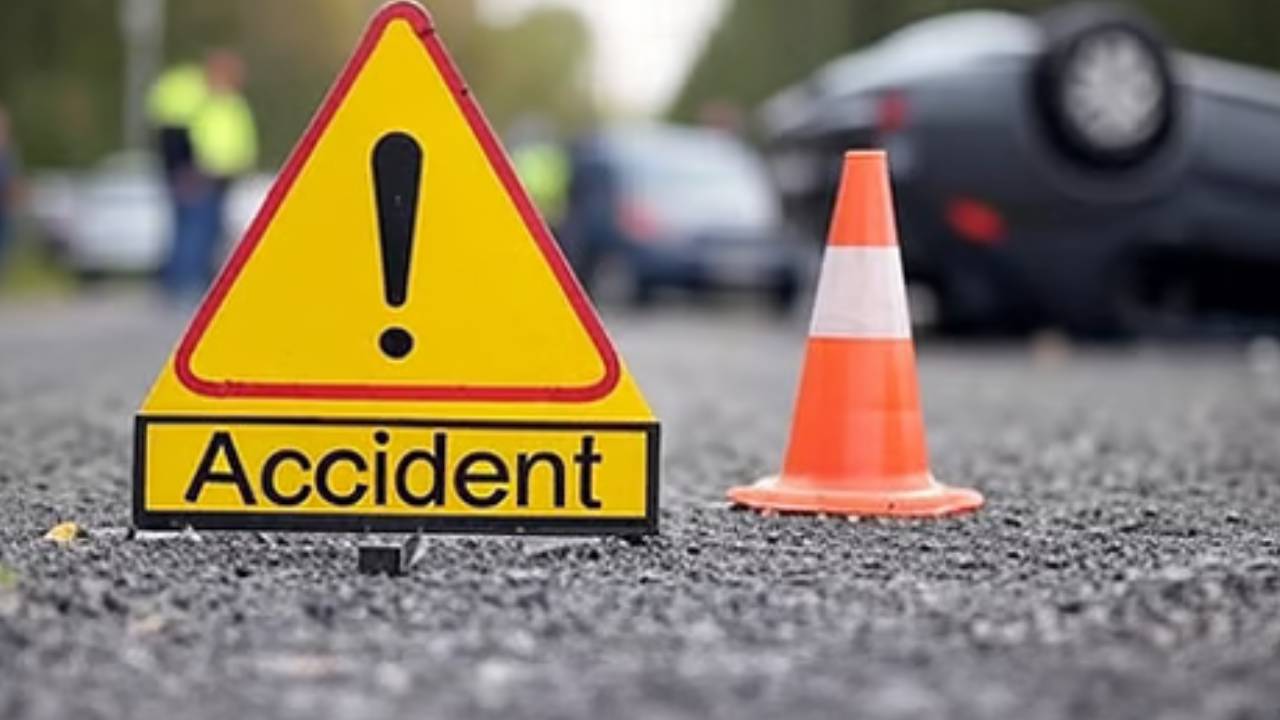 कर्नाटक में भीषण सड़क हादसा, AC स्लीपर बस और ट्रक की जबरदस्त टक्कर में 4 लोगों ने तोड़ा दम; 14 अन्य घायल