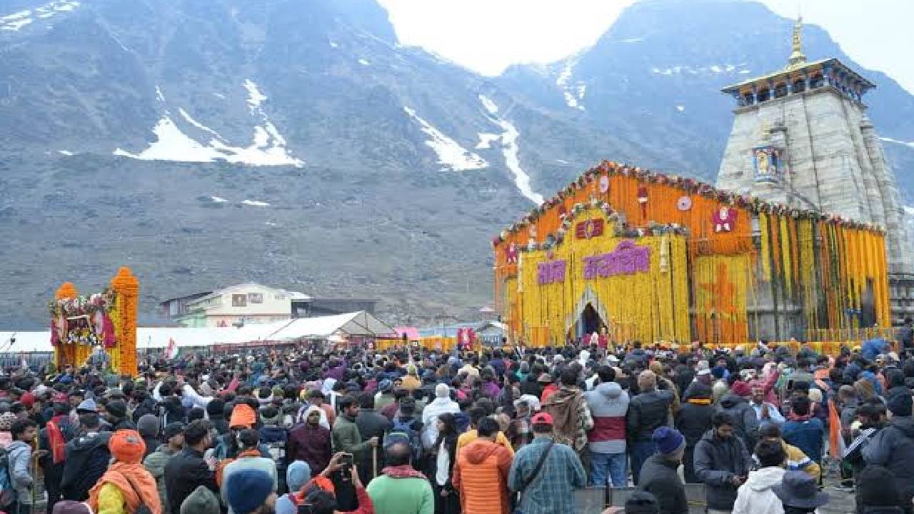 Uttarakhand News: केदारनाथ धाम में उमड़ा आस्था का सैलाब, घंटों लाइन में खड़े श्रद्धालु