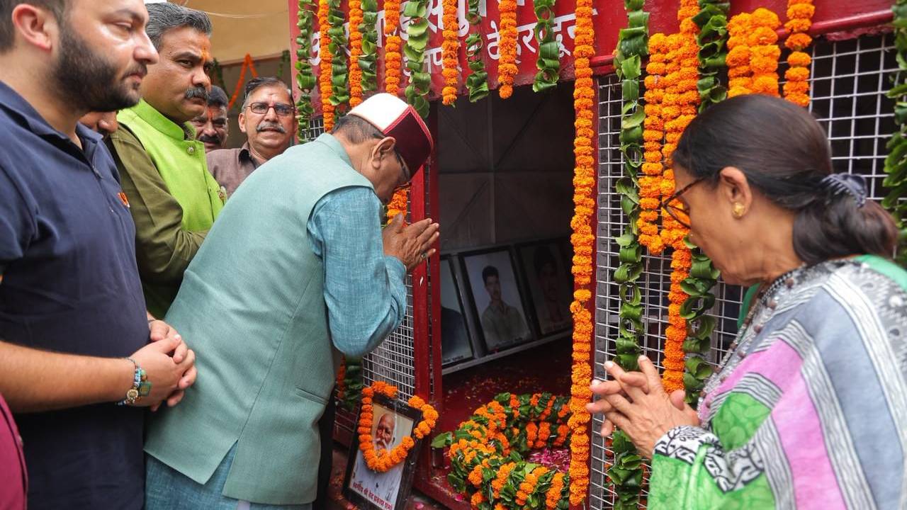 Uttrakhand News:खजान दास ने शहीद स्थल पर दी मसूरी गोलीकांड के शहीदों को श्रद्धांजली, बोले- राज्य बनाने का संकल्प लेना चाहिए