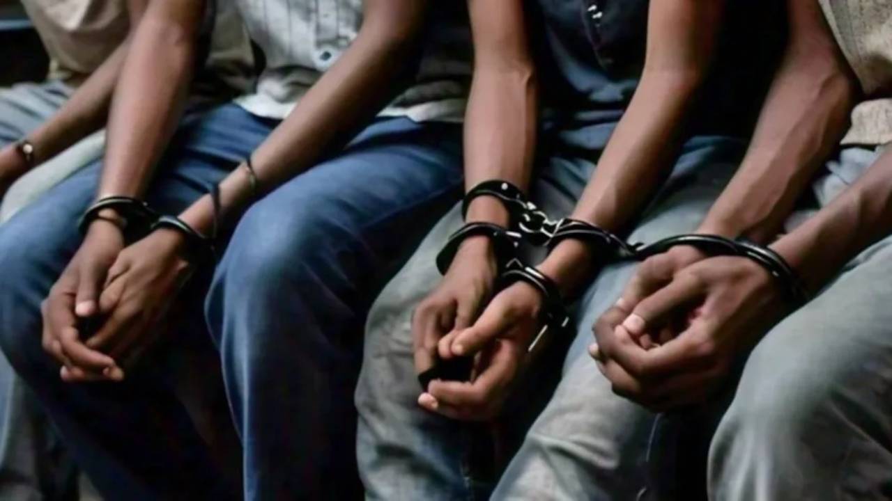 गुजरात के राजकोट में दवाओं के नाम पर ठगी करने वाले 3 फर्जी कॉल सेंटर का भंडाफोड़, 10 आरोपी गिरफ्तार