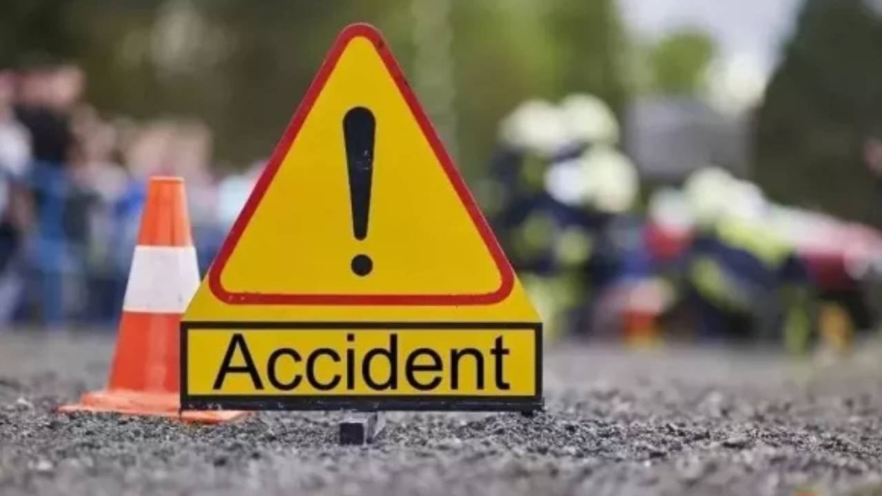 गुजरात में भीषण सड़क हादसा, खड़े ट्रेलर से टकराई यात्रियों से भरी बोलेरो, 07 लोगों ने गंवाई जान