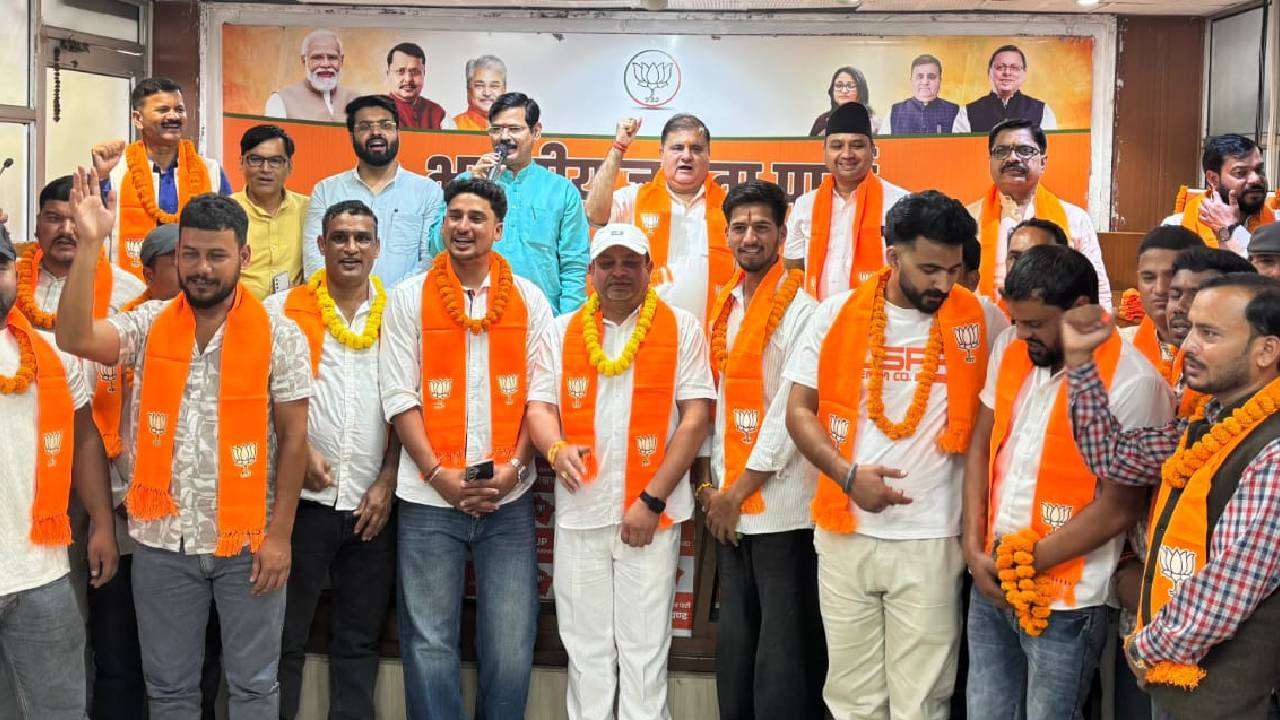 Uttrakhand News:चंपावत में BJP का कुनबा बढ़ा, नगर पंचायत अध्यक्ष समेत 31 जनप्रतिनिधियों ने थामा भाजपा का दामन