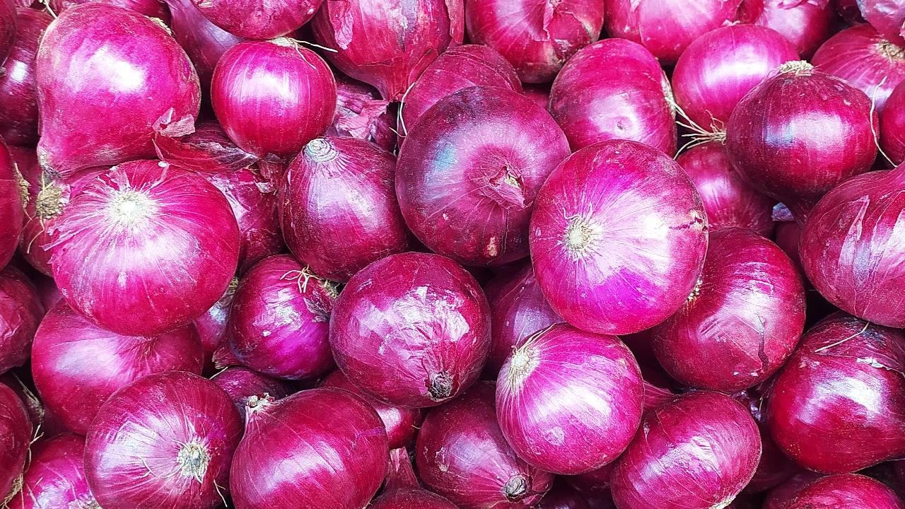 Onion Price : चीनी के बाद प्याज ने बिगाड़ा किचन का बजट, दो हफ्ते के भीतर रेट हुआ डबल!