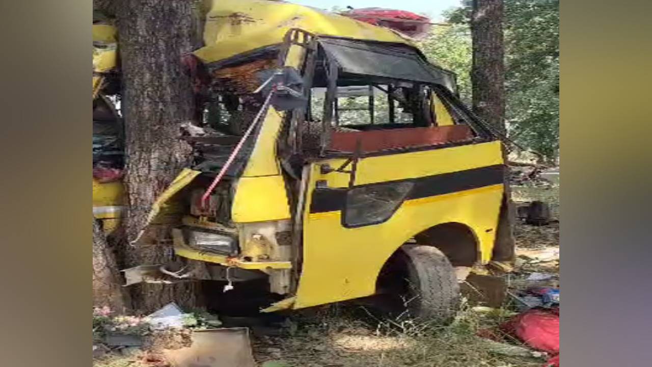 छत्तीसगढ़ में भयानक सड़क हादसा...पेड़ से जा टकराई तेज रफ्तार बस,  6 की मौत और 39 घायल