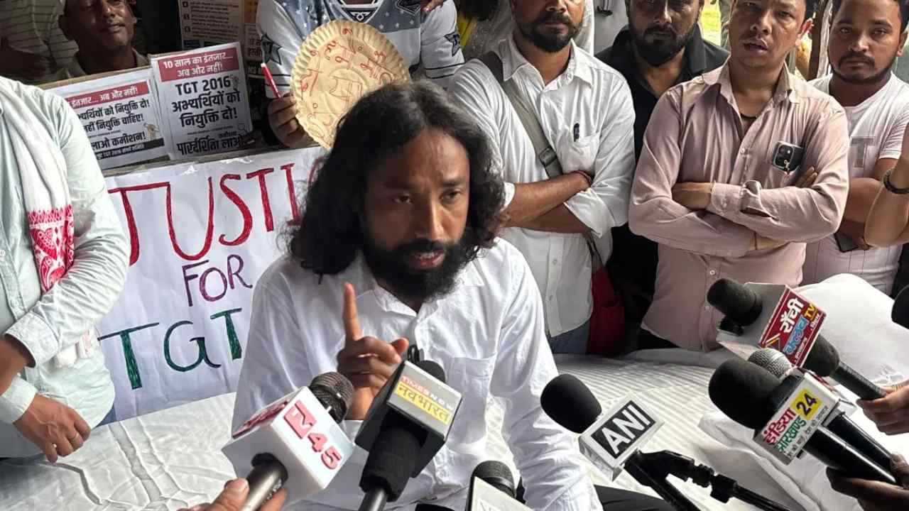 Jharkhand Paper Leak Protest: छात्रों की मांगों पर अडिग देवेंद्र नाथ महतो, सरकार से बातचीत के लिए तय हुआ प्रतिनिधिमंडल