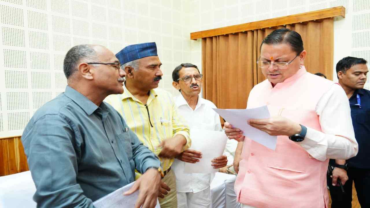 Uttarakhand News: जनता की शिकायतों पर सख्थ सीएम धामी, मुख्यमंत्री ने सुनी लोगों की फरियादें और दिए जरूरी निर्देश