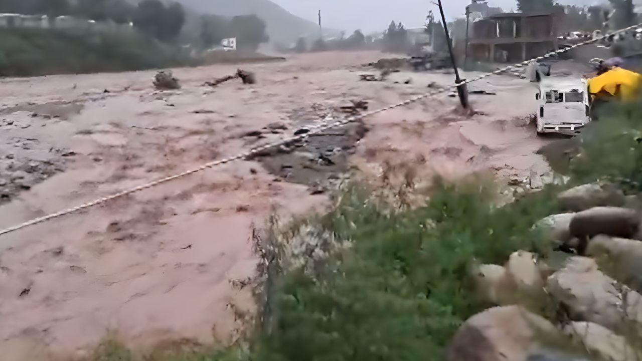 जम्मू-कश्मीर में तबाही का मंजर...राजौरी में बाढ़ बनी मुसीबत, पुंछ में 4 लोगों की मौत; अमरनाथ यात्रा अस्थायी रूप से स्थगित
