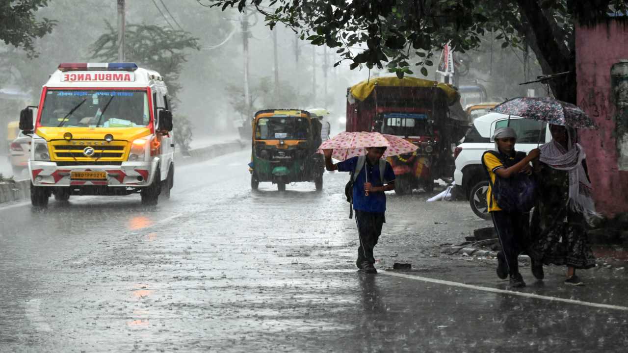 Aaj Ka Mausam 30 September: ठंड की दस्तक के बीच बदला मौसम का मिजाज, दिल्ली-UP समेत 16 राज्यों में भारी बारिश का अलर्ट, IMD का बड़ा अपडेट