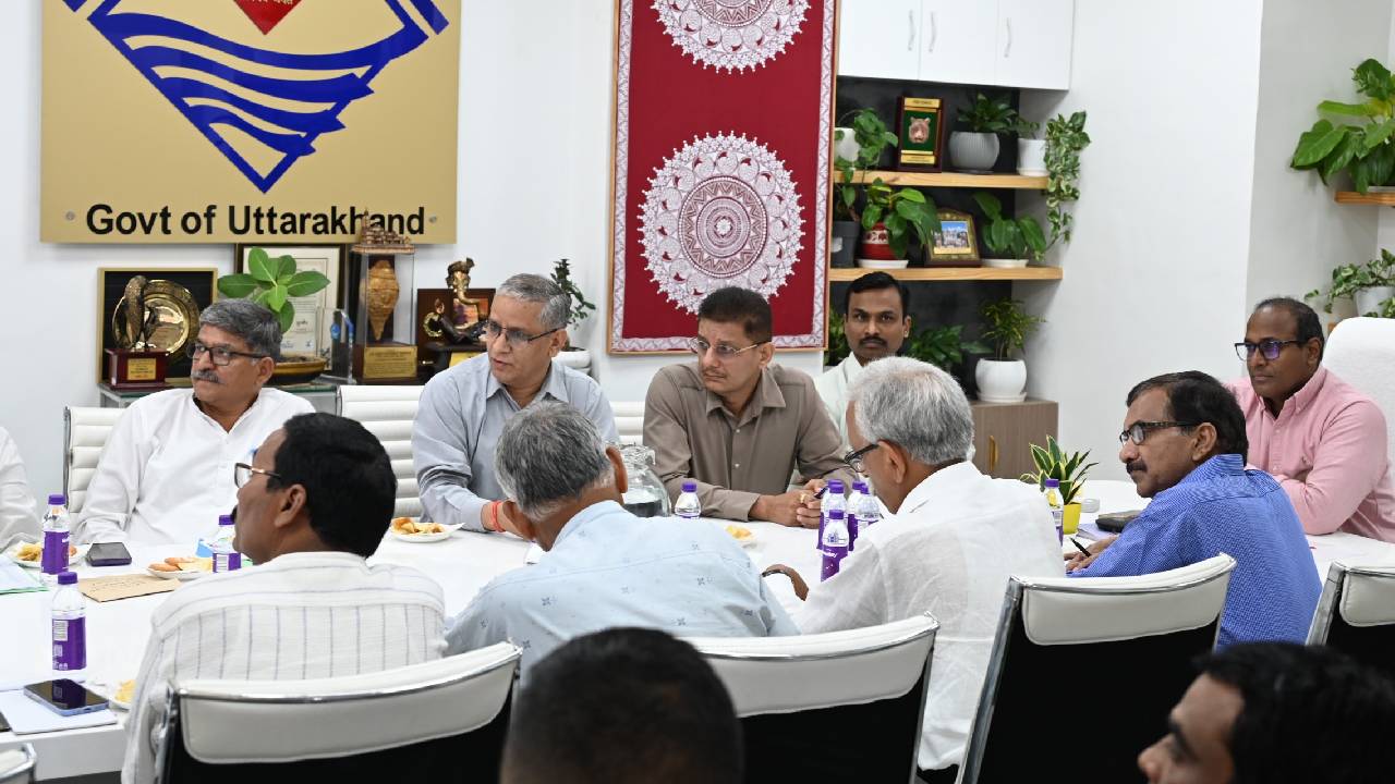 ड्राफ्ट मतदाता सूची जारी होने के बाद राजनीतिक दलों से सीईओ ने किया विमर्श, मान्यता प्राप्त दलों को सौंपी गई डिजिटल प्रति
