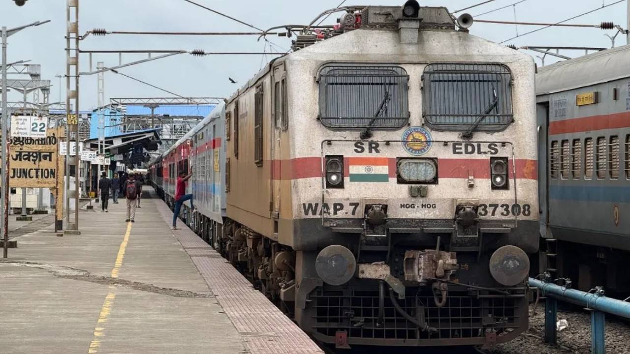 त्योहारों पर घर जाना होगा आसान...रेलवे ने दिया दिवाली-छठ पर स्पेशल ट्रेनों का तोहफा, यहां देखें कब से शुरु होंगी सेवाएं