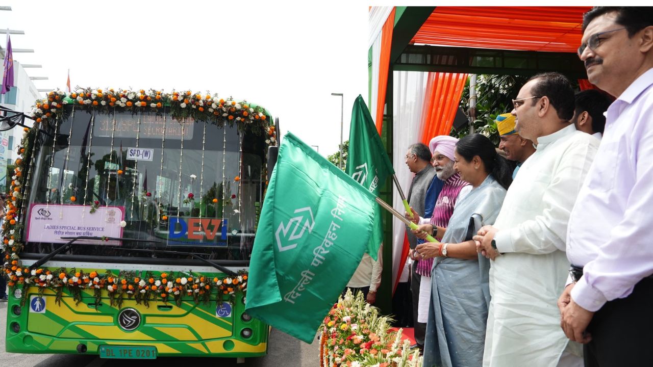 दिल्ली-करनाल के बीच दौड़ेंगी DTC की 200 नई ई-बसें, CM रेखा गुप्ता ने दिखाई हरी झंडी; यात्रियों का सफर होगा आसान