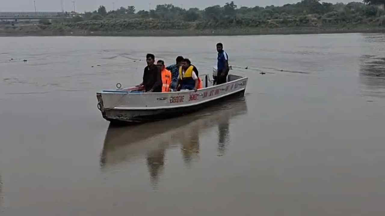 Delhi News: दिल्ली की यमुना नदी में डूबे चार युवक, एक का शव बरामद; तीन की तलाश जारी