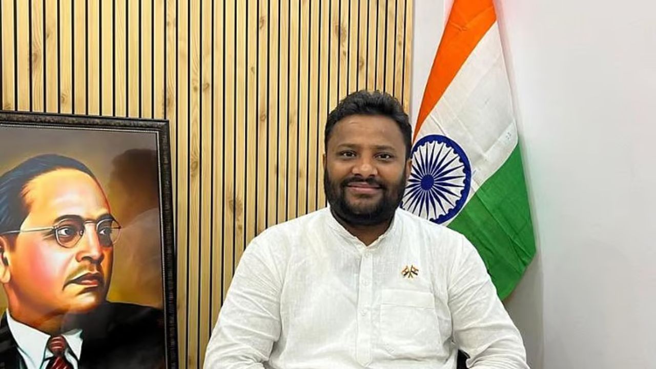 ‘दिल्ली पुलिस के 20 जवान सादी वर्दी में आए और...’, MLA कुलदीप कुमार के अपहरण पर AAP का दावा; कल्याणपुरी के सफाईकर्मी की हत्या का उठाया था मुद्दा