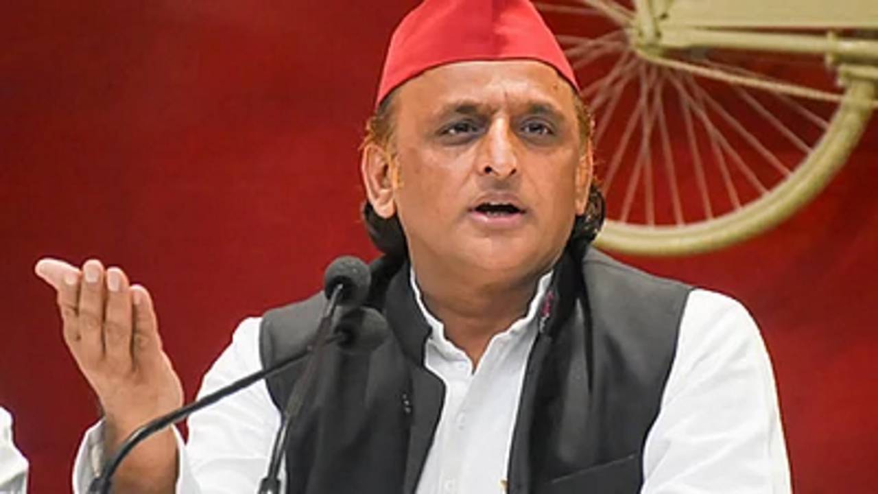 दिल्ली प्रदर्शनकारियों पर पुलिस कार्रवाई से अखिलेश यादव नाराज, केंद्र सरकार को लिया आड़े हाथ, कहा - हिटलर से सीखा...