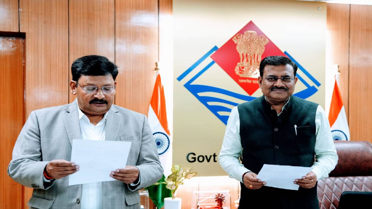 Uttarakhand News: दीपेन्द्र चौधरी ने आयुक्त पद की ली शपथ, शासन और प्रशासन के कई वरिष्ठ अधिकारी  रहे मौजूद