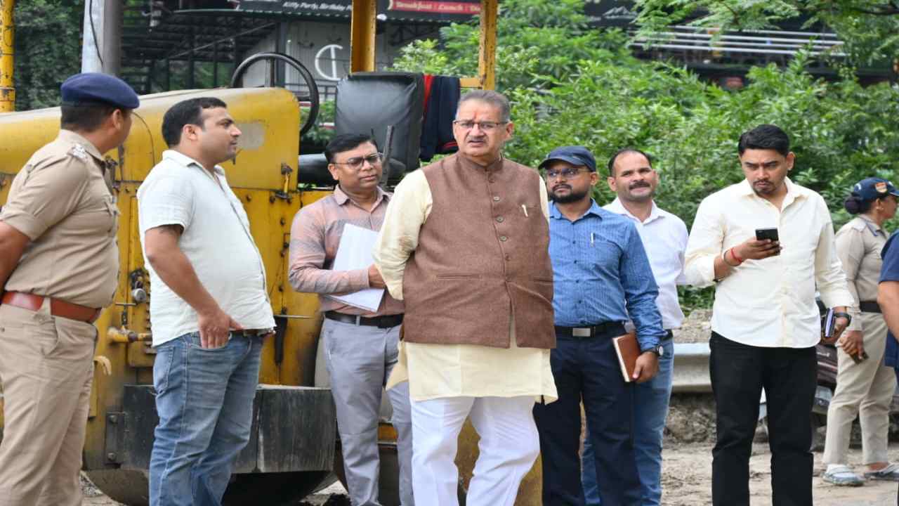 Uttarakhand News: देहरादून-मसूरी मार्ग के क्षतिग्रस्त हिस्से का मंत्री गणेश जोशी ने किया निरीक्षण, युद्धस्तर पर पुनर्निर्माण के निर्देश