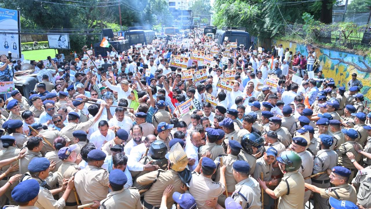 Uttarakhand News: देहरादून में कांग्रेस का प्रदर्शन, ज्ञानेश कुमार को हटाने की मांग; निर्वाचन कार्यालय का किया घेराव