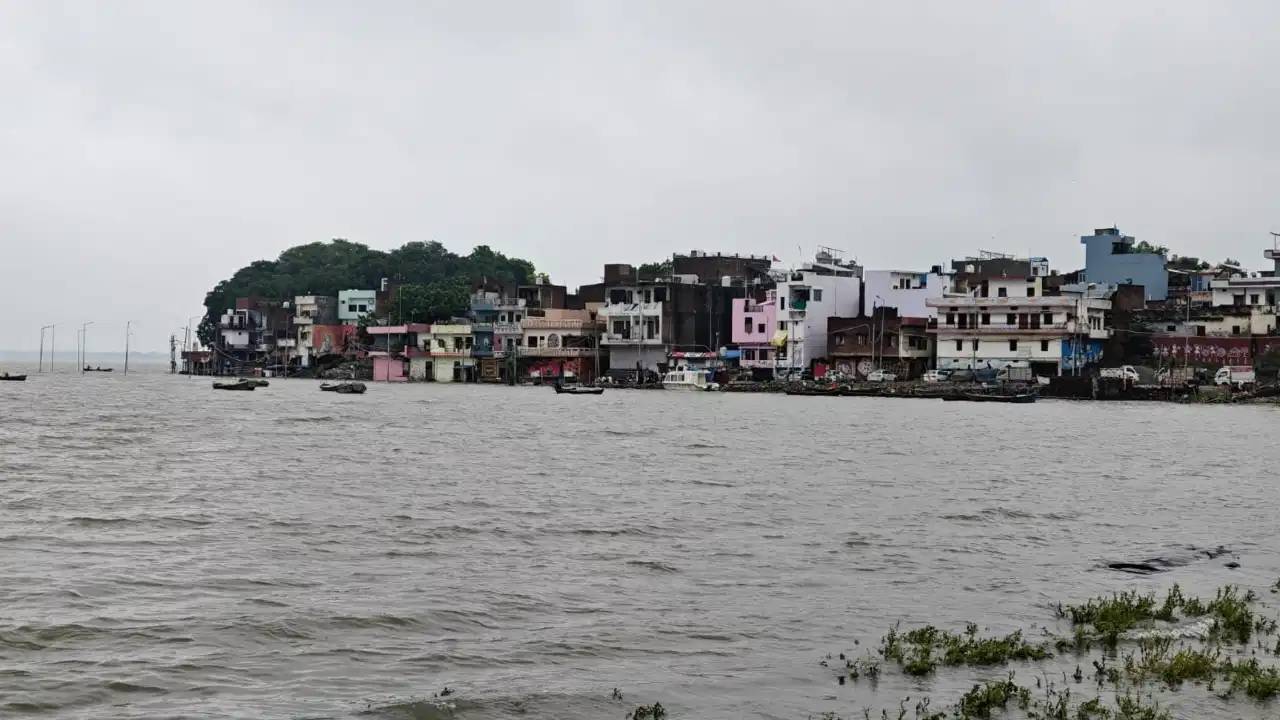 Uttar Pradesh News: नहीं थम रहा गंगा-यमुना का जलस्तर, प्रयागराज में बाढ़ की स्थिति; कई रिहायशी इलाके जलमग्र
