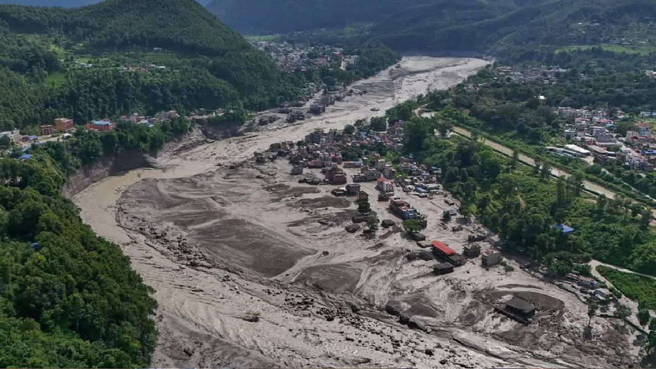 नेपाल की बाढ़ में तबाह हुई जिंदगियां, एक ही परिवार के 40 लोग लापता; गंडक नदी में मिली कई लाशें